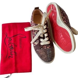 𝐂𝐡𝐫𝐢𝐬𝐭𝐢𝐚𝐧 𝐋𝐨𝐮𝐛𝐨𝐮𝐭𝐢𝐧 Crystal Metallic Suede Lurex Sneakers